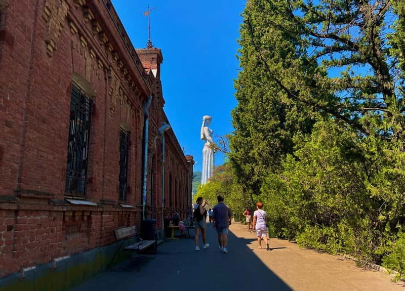 Tbilisi: Private Tour to Mother of Georgia & Narikala Castle - Meeting your guide and heading uphill