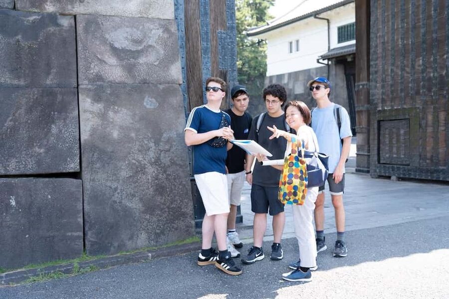Tokyo: Edo Castle and Imperial Palace Guided Walking Tour - Should you book the Edo Castle walking tour?