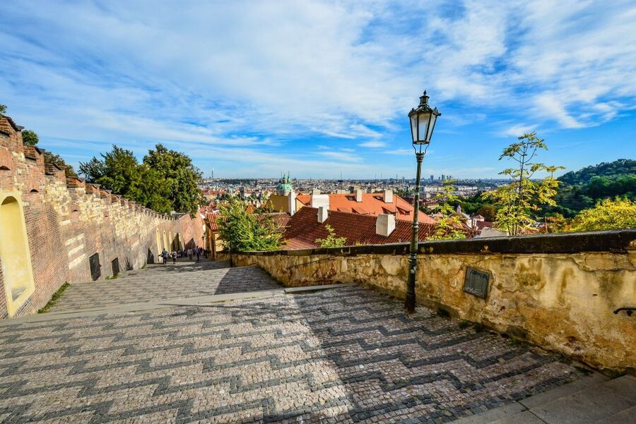 Tour around Prague Castle and Lesser Town in Spanish - Why this Prague route works well