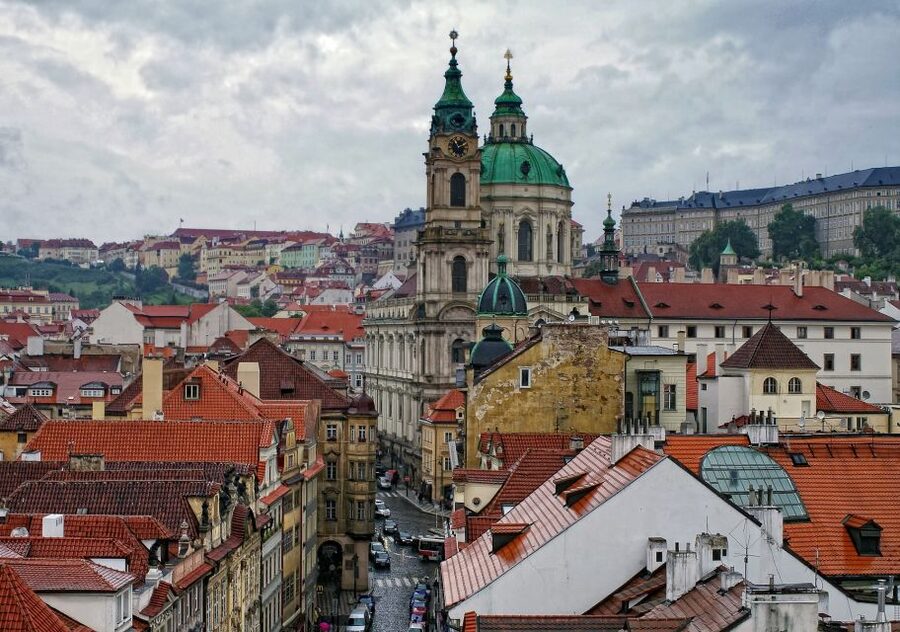 Tour around Prague Castle and Lesser Town in Spanish - Seeing Prague Castle from the outside