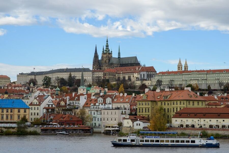 Tour around Prague Castle and Lesser Town in Spanish - Architecture, rulers, and alchemists