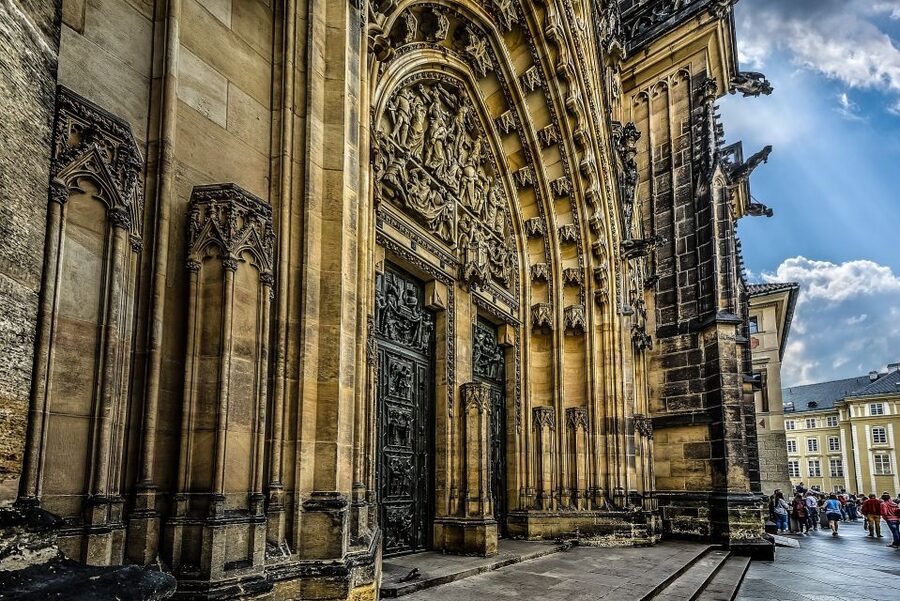 Tour around Prague Castle and Lesser Town in Spanish - Should you book the Prague Castle and Lesser Town tour?