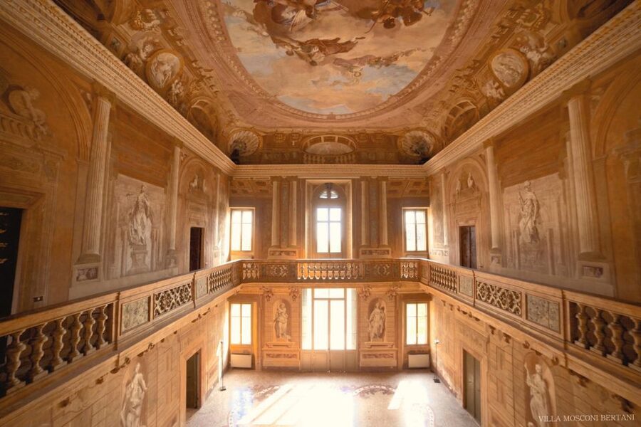 Valpolicella: Amarone Chateau Guided Tour and Wine Tasting - Walking through the 16th-century walled vineyards