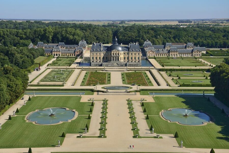 Vaux le Vicomte Chateau Entry Ticket and Chateaubus Transfer - The Chateaubus transfer and its real value