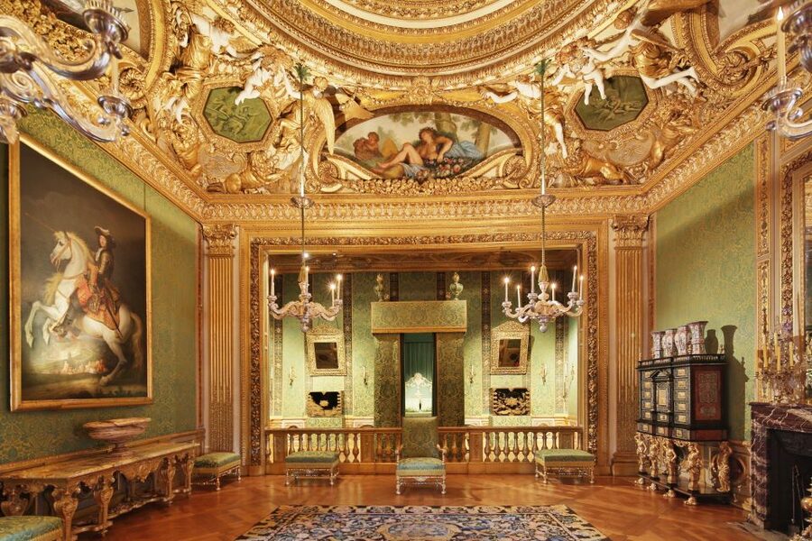 Vaux le Vicomte Chateau Entry Ticket and Chateaubus Transfer - French-style gardens that need your time