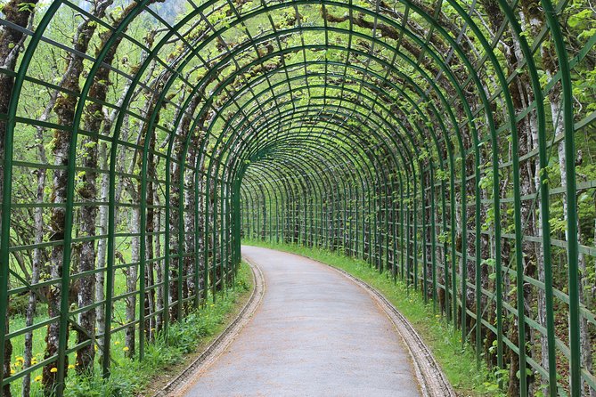 VIP Day Trip Neuschwanstein and Linderhof Castle from Munich - Oberammergau and painted Bavarian houses