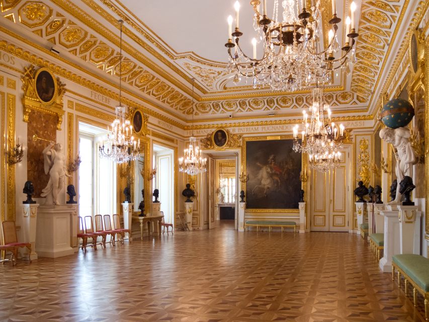 Warsaw: Skip-the-Line Royal Castle Guided Tour - Choosing between private and small group